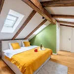 Duplex With Ac In Center Prag